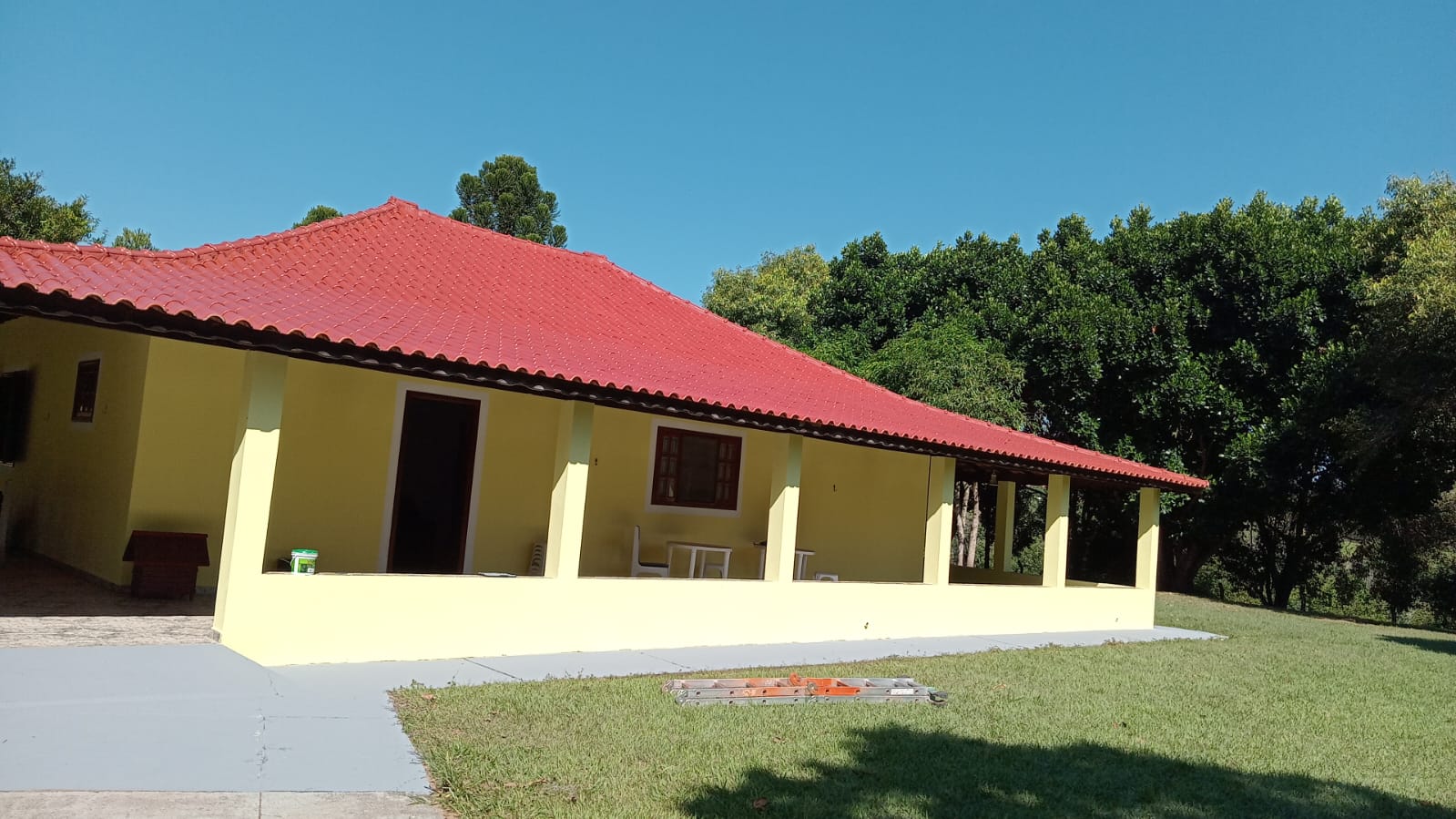 Instalação completa de telhado vermelho em casa de campo