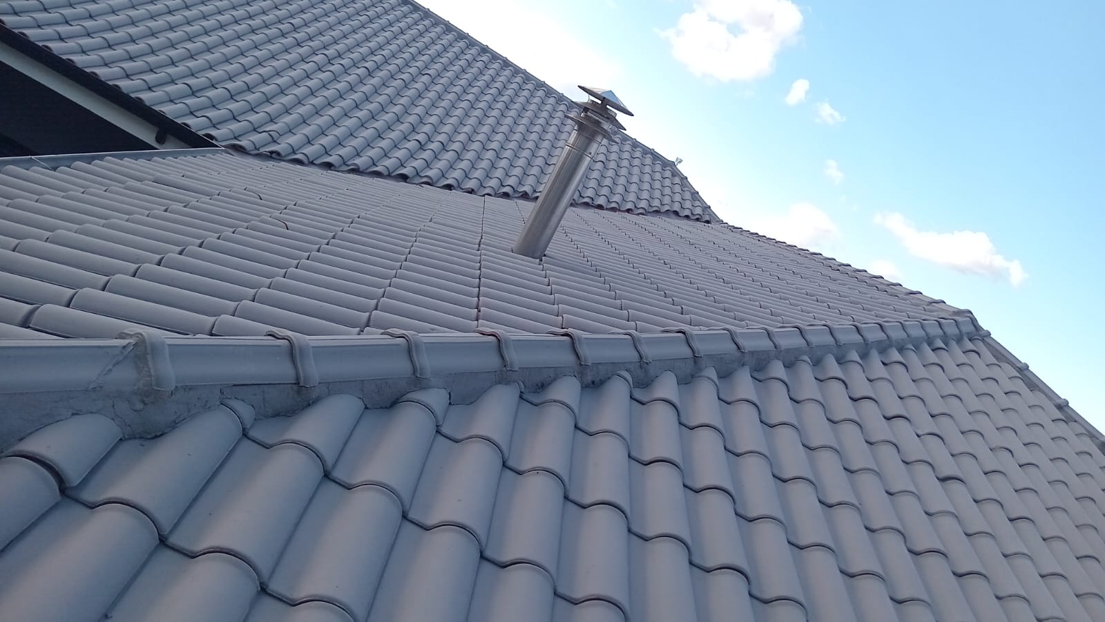 Instalação e acabamento de chaminé em telhado de concreto