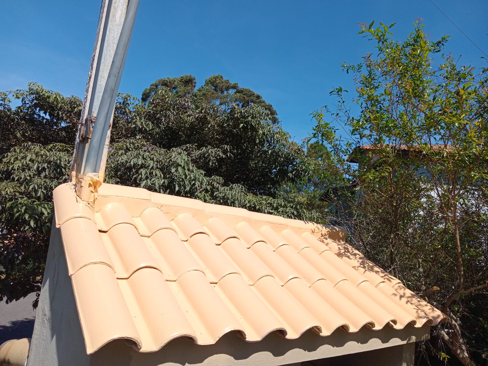 Acabamento fino e manutenção em telhado colonial bege