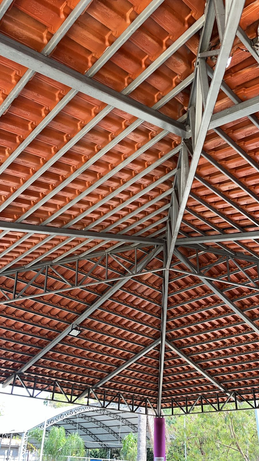 Estrutura complexa de metal e madeira para quiosque