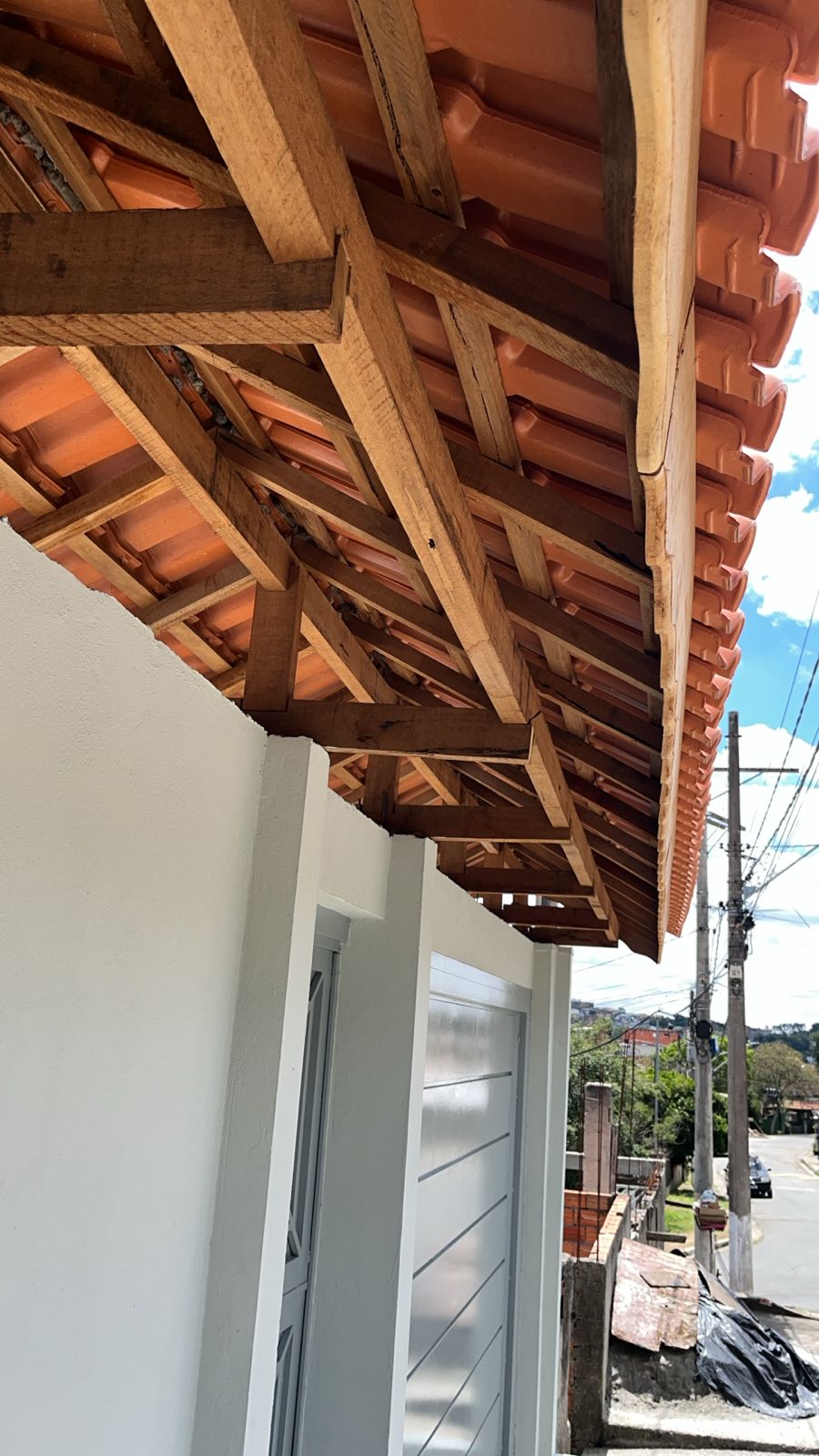 Construção de estrutura de madeira aparente para telhado residencial