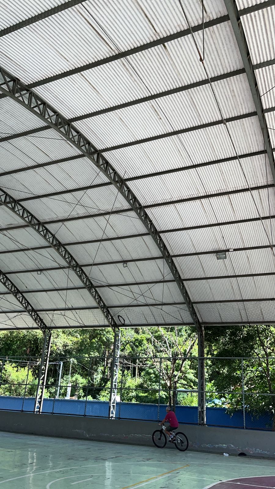 Reforma de cobertura metálica de grande porte para quadra/galpão