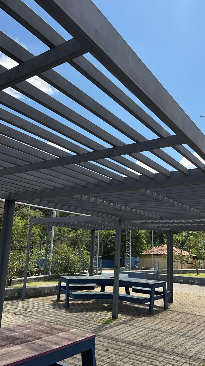Manutenção e pintura de pérgola metálica em área de lazer