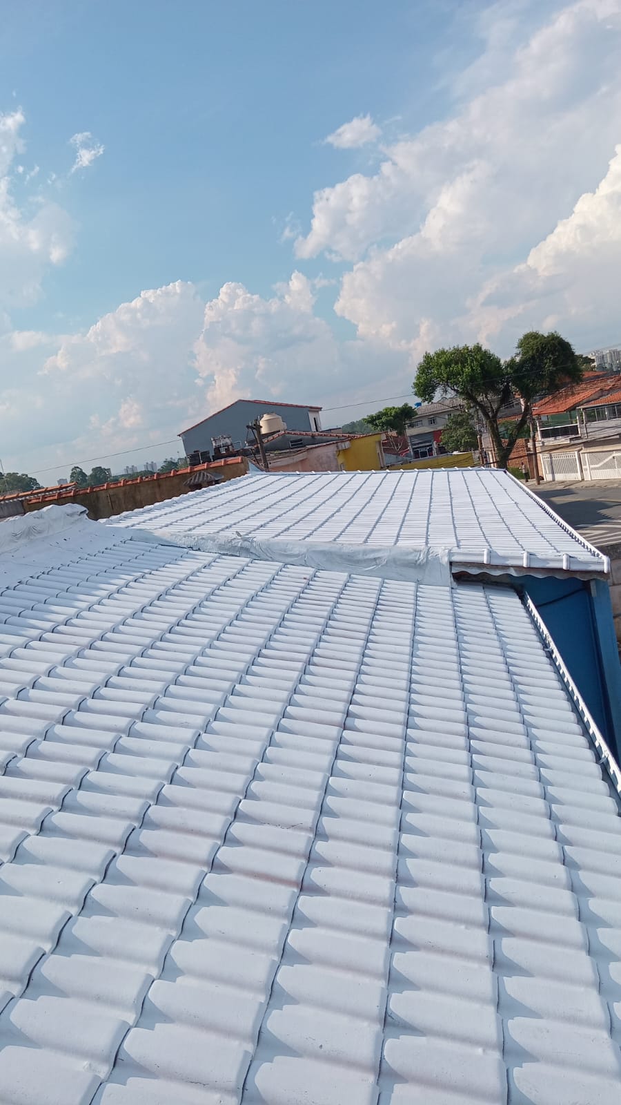 Pintura de telhado com tinta térmica branca impermeabilizante