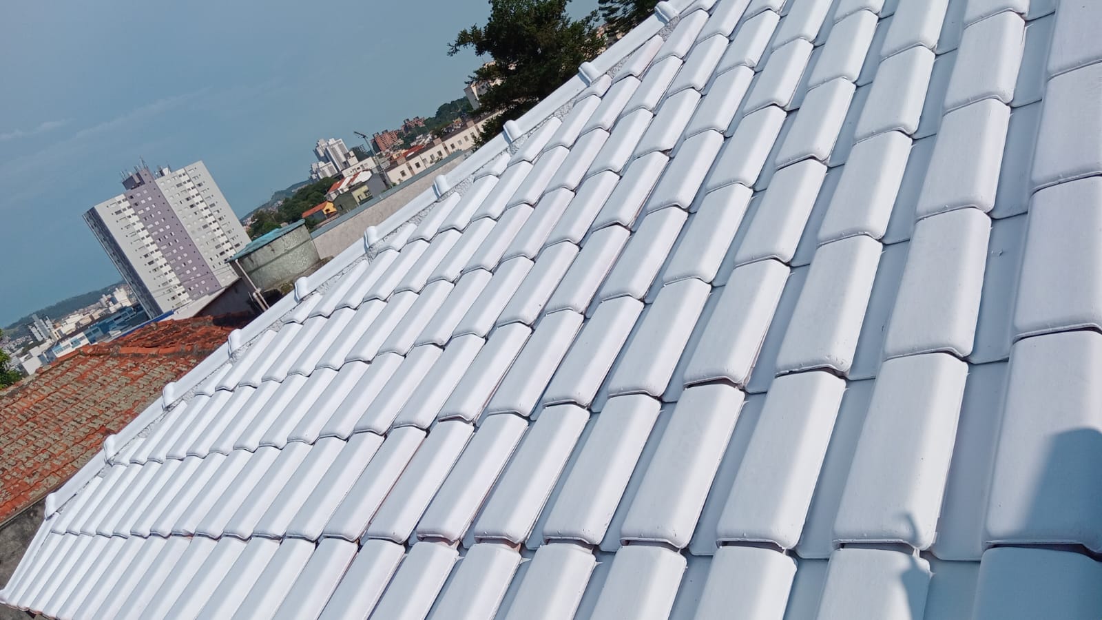 Aplicação de manta líquida e pintura branca térmica em telhado